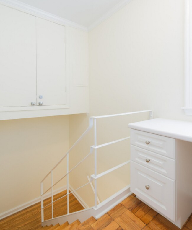 Building Photo - No Broker FEE!
