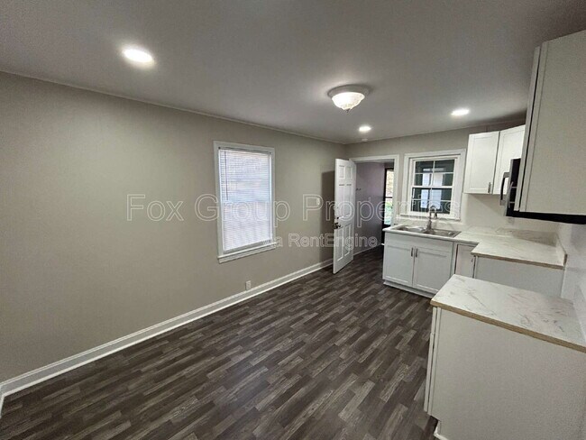 Building Photo - 402 S Yates St