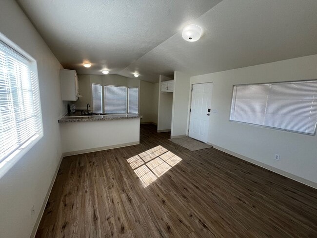 Building Photo - ***2 BEDROOM/1 BATH - CORNER LOT - CORDES LAKES***