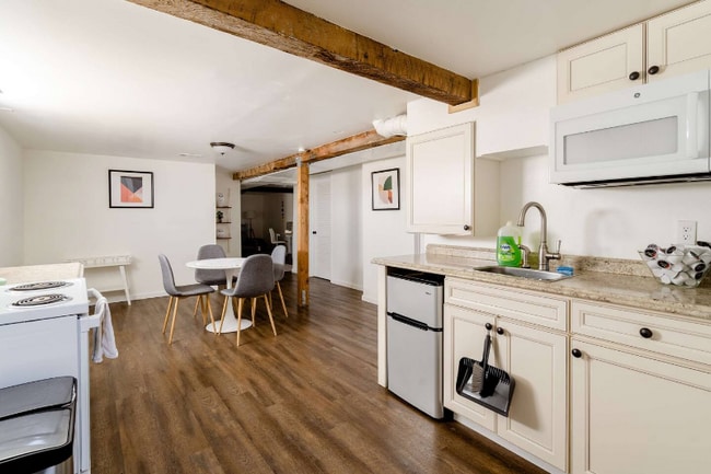 Building Photo - 2334 SE 8th Ave