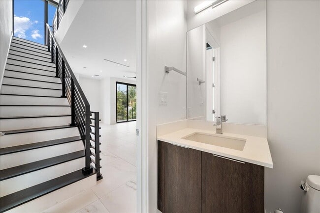 Building Photo - 1052 N Victoria Park Rd