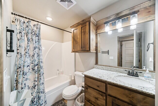 Building Photo - 1138 Jones Ave