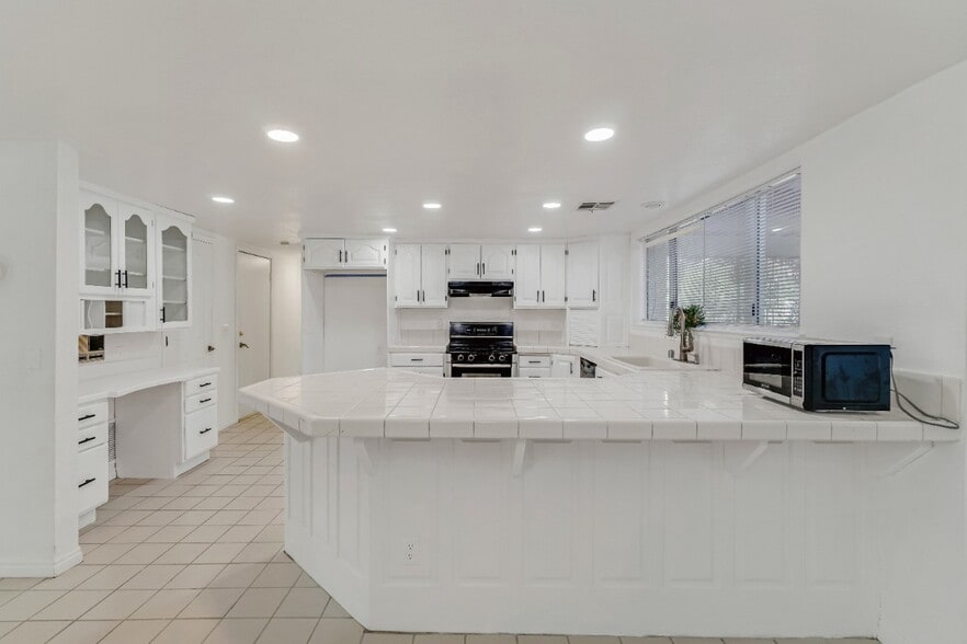 Kitchen Bar Counter - 3052 Carlotta Cir