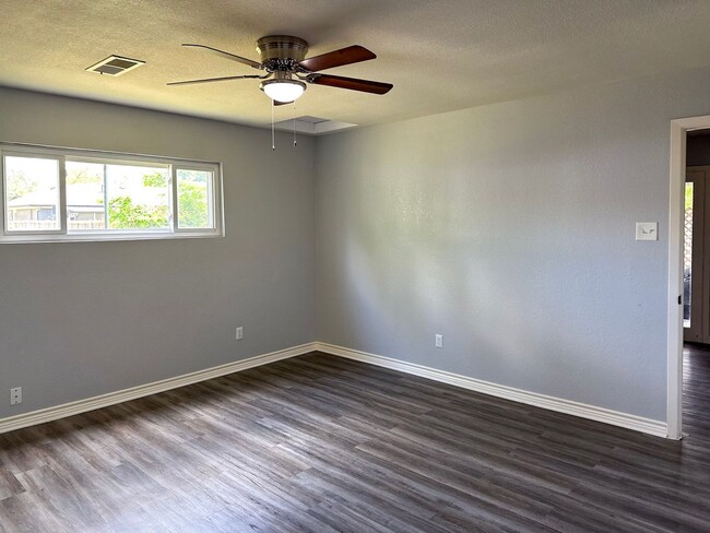 Building Photo - 4 Bedroom / 2 Bath / 2 Car Garage