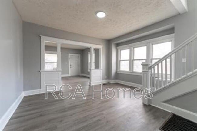 Primary Photo - 1037 N Parker Ave