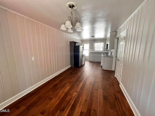 Building Photo - 807 N Ellis Ave