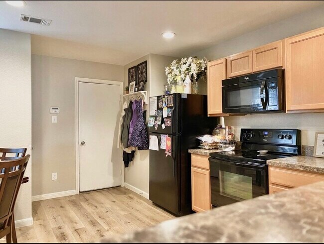 Building Photo - 118 Feverbush Dr