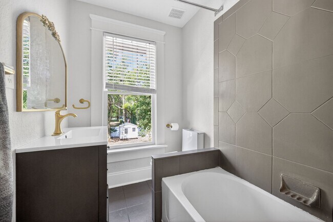 Building Photo - Stunning 4-bedroom home in Tampa! (Bonus room)