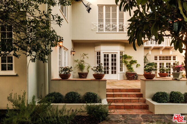 Building Photo - 1004 N Beverly Dr