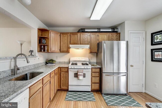 Building Photo - 5518 Sully Lake Dr