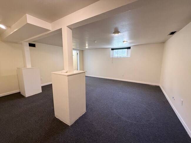 Building Photo - Spacious 5 Bedroom Home in N Portland with Hardwood Floors, Huge Basement & Fenced Yard!