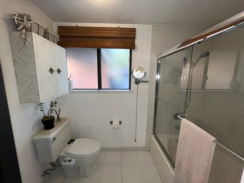 Primary tub/shower - 413 La Quinta Ct