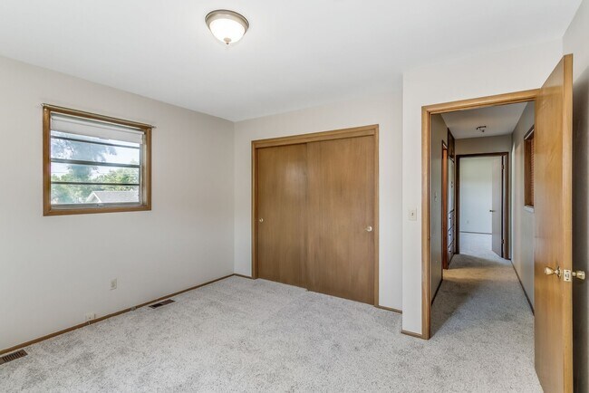 Building Photo - Spacious 3 bedroom 2 bath Duplex