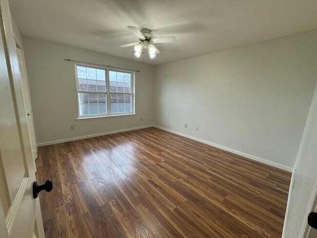 Building Photo - Immaculate home in Gentry close to schools