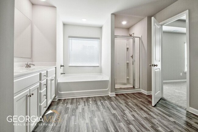 Building Photo - Prime Newnan Location! 2023 build, 3 bedroom townhome within walking distance to Downtown, The LI...