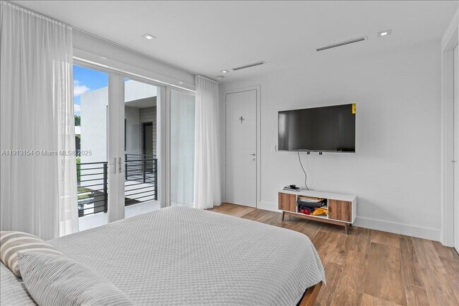 Building Photo - 7440 NW 100th Ct