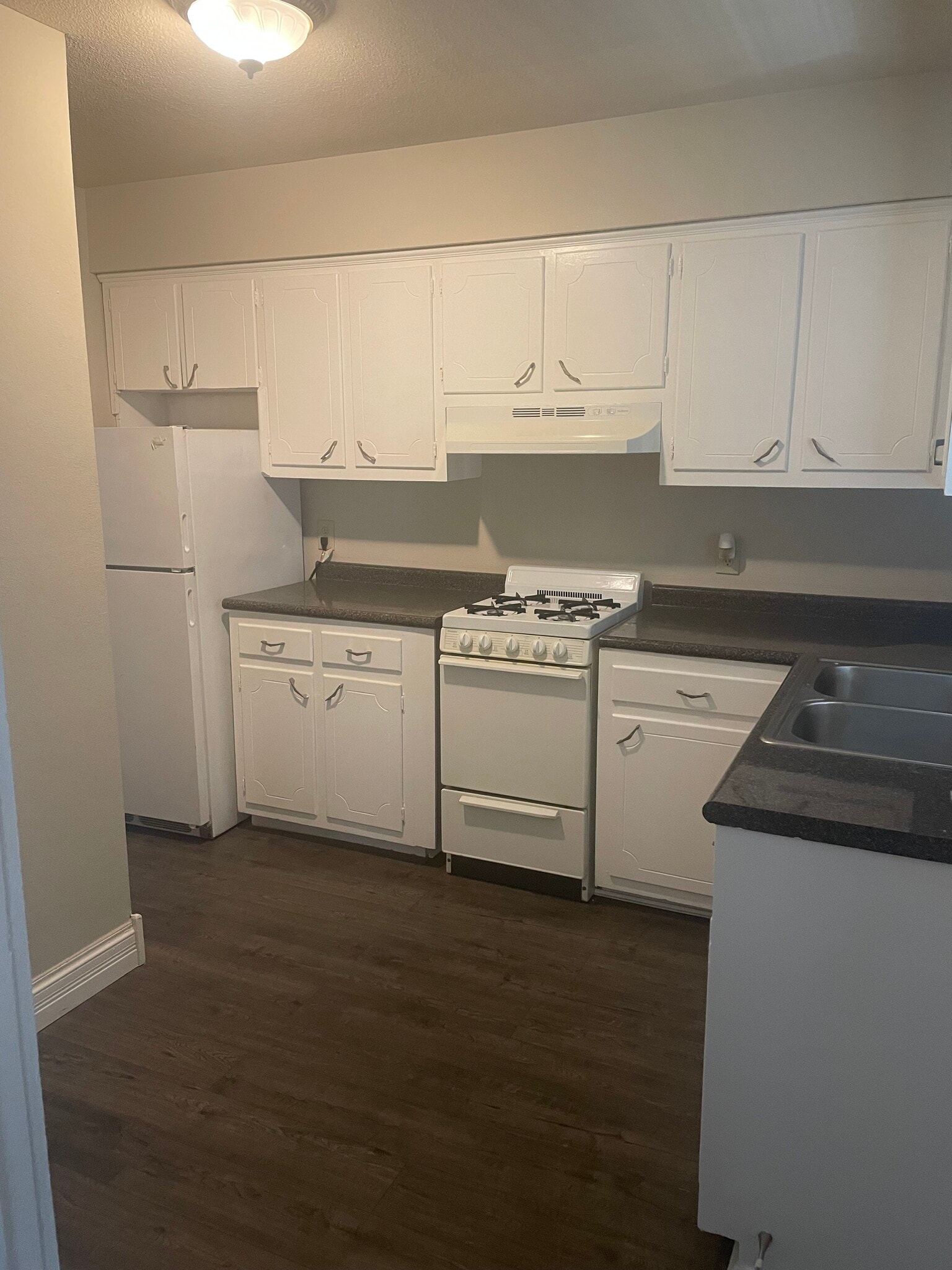 Kitchen - Faulkner Court Apartments