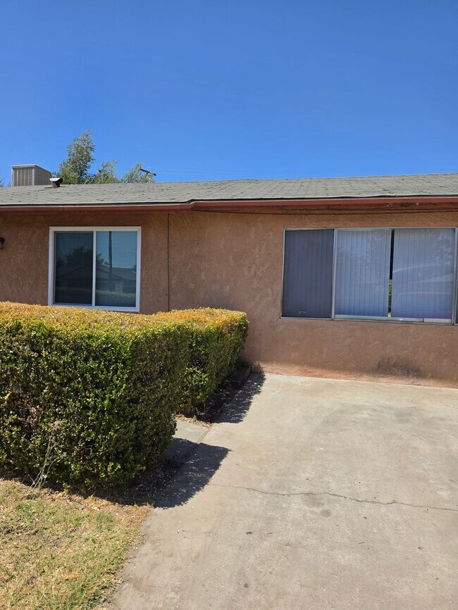 Building Photo - 41441 David Rd
