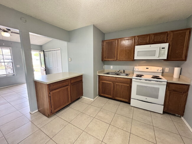 Building Photo - Cozy 2 Bedroom / 1 Bath Duplex North of City