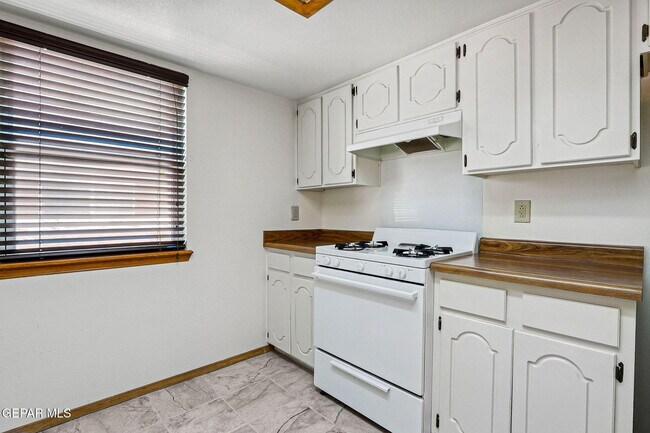 Building Photo - 724 Martha Gale Dr
