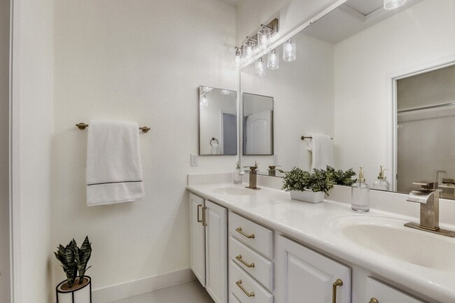 Building Photo - 800 W Howe St