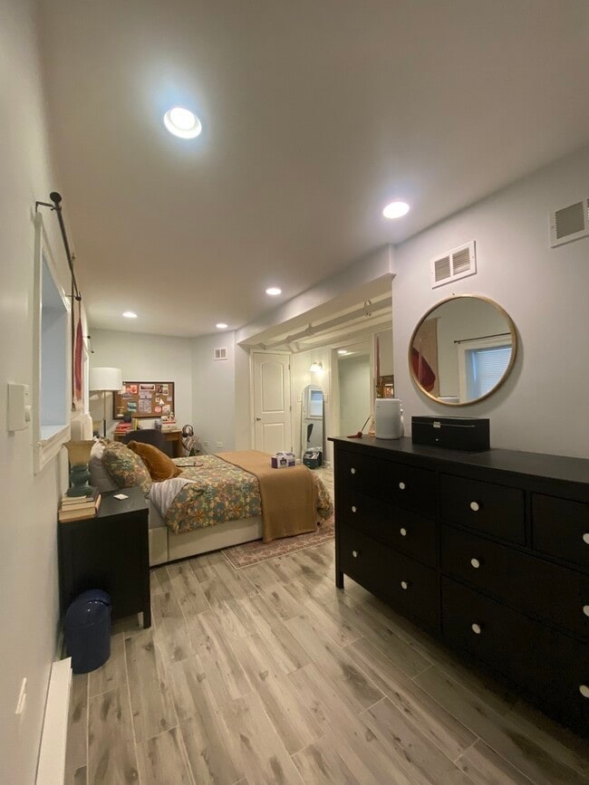 Building Photo - 1721 W Bryn Mawr Ave