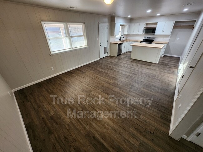 Building Photo - 525 Rebecca Ln