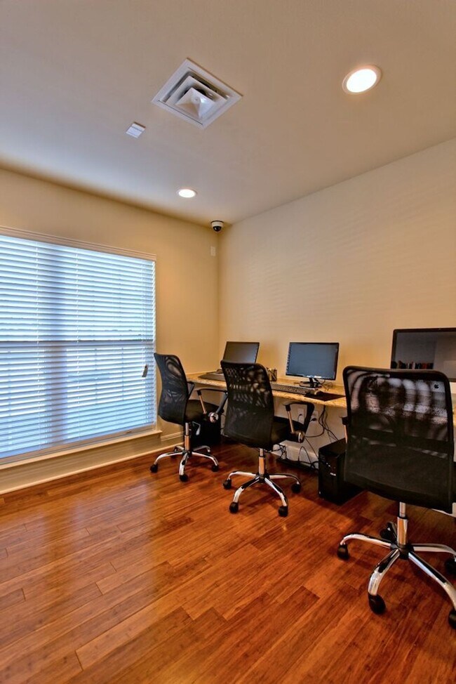 Building Photo - 2 Bed | 2 Bath 1,100 Sq. Ft. Two Car Garag...