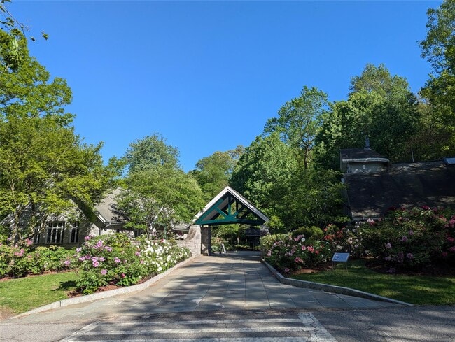 Building Photo - 580 Bedford Rd