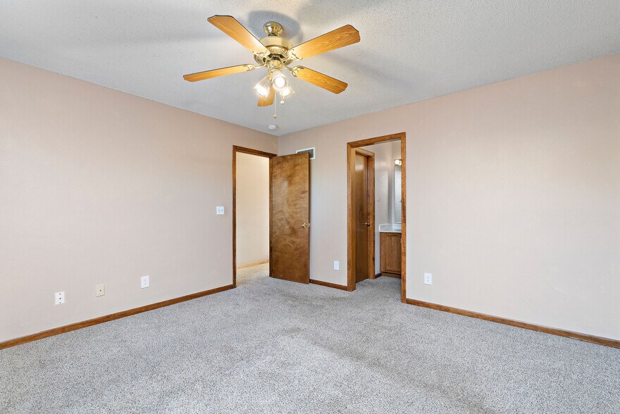 Building Photo - 937 Goldfinch Ln