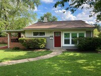 Building Photo - Charming 3-Bedroom, 2-Bath Split-Level Sin...