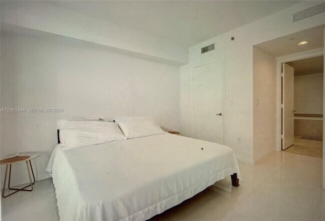 Building Photo - 475 Brickell Ave