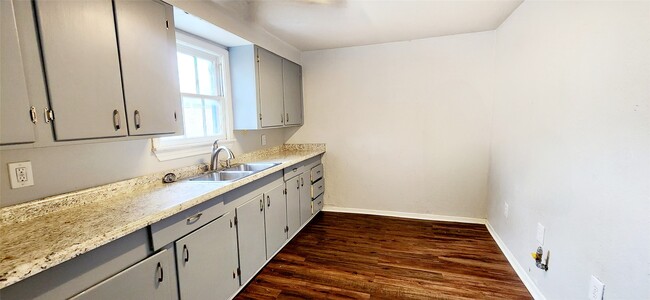 Building Photo - 136 W Marion St