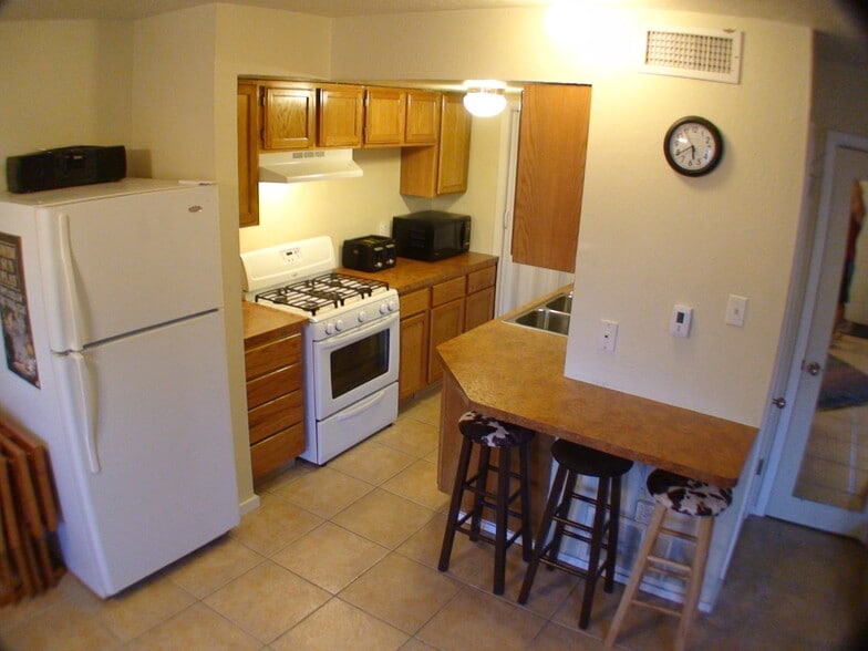 Building Photo - 8616 Putnam Dr