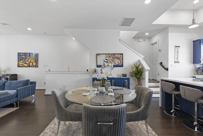 Building Photo - 1925 Shearn St