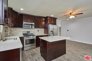 Building Photo - 4313 Kenwood Ave