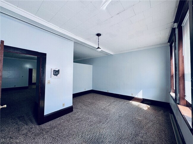 Building Photo - 18 E Main St