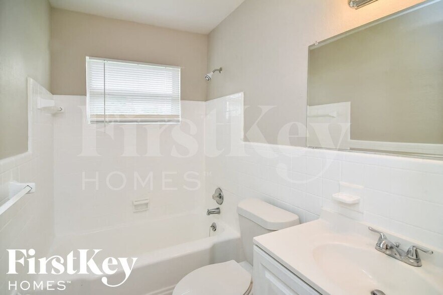 Building Photo - 559 W Campus Cir