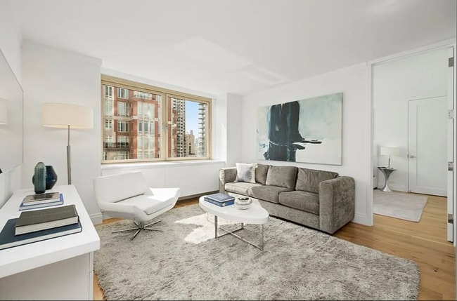 Building Photo - 121 E 39th St