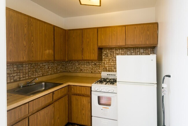 Building Photo - 736 W Belmont Ave