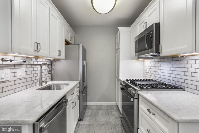 Building Photo - 4917 Americana Dr