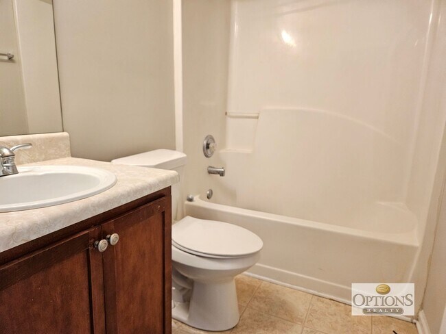 Building Photo - 3BR Townhouse