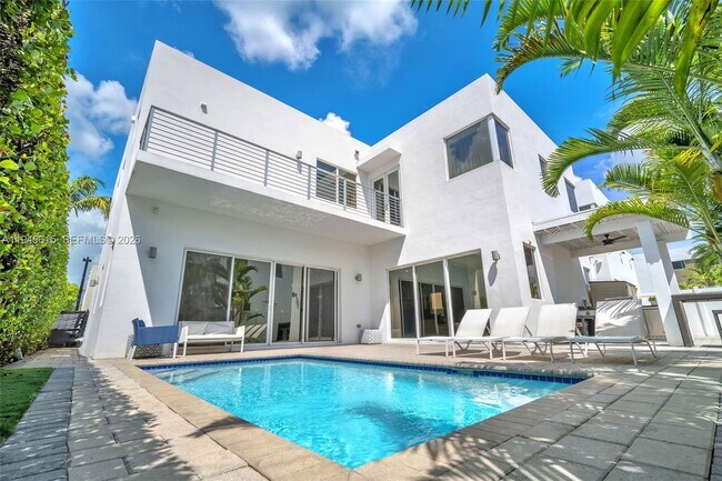 Building Photo - 7457 NW 101 Ave