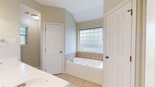 Building Photo - 2350 Kendal Green Cir