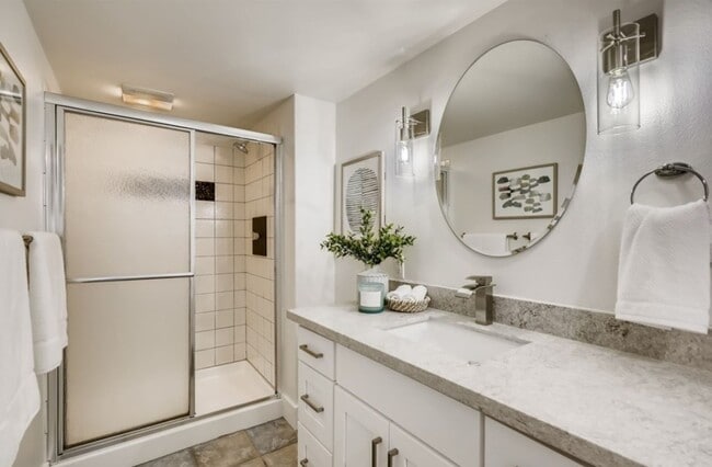 Building Photo - 3Bd/1.75Ba Seattle House