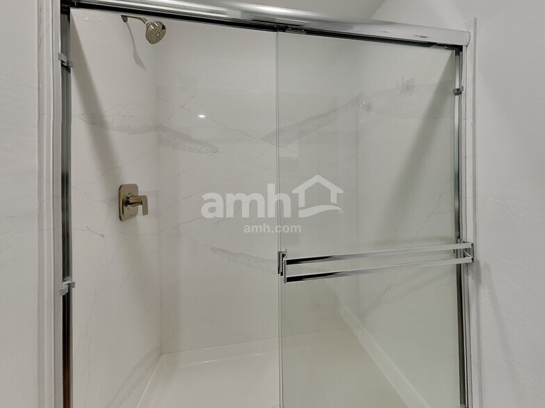 Building Photo - 17149 W Lawrence Ln