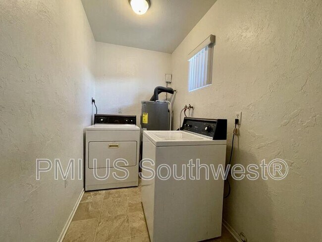 Building Photo - 1435 Bryan Dr