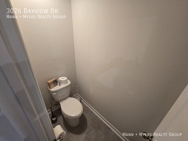 Building Photo - 3026 Bayview Dr