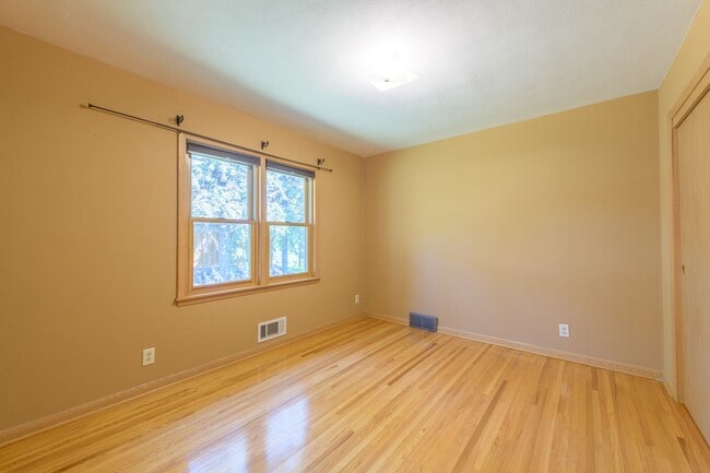 Building Photo - Must see home in mendota heights, huge lot...