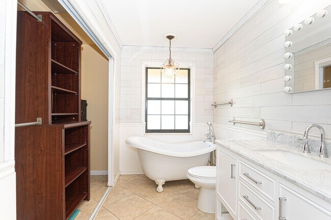 Building Photo - 169 Armadillo Way